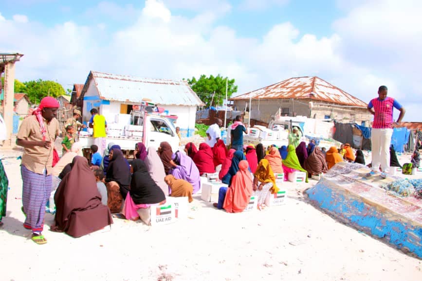 Dowladda Jubbaland ayaa deeq raashin gaarsiisay dadka danyarta ah eek u ...
