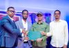 Wasiirka Warfaafinta Jubbaland oo Xilalka u Kala Wareejiyay Agaasimaha Cusub iyo Agaasimihii Hore ee Telefishinka Jubbaland