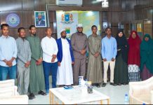 Wasiirka waxbarashada Jubbaland oo xafiiskiisa ku qaabilay ardaydii kaalmaha hore ka galay imtixaanka qaranka.