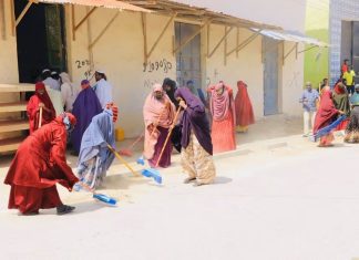 Kismayo Mayor Inspects town Clean-Up Campaign